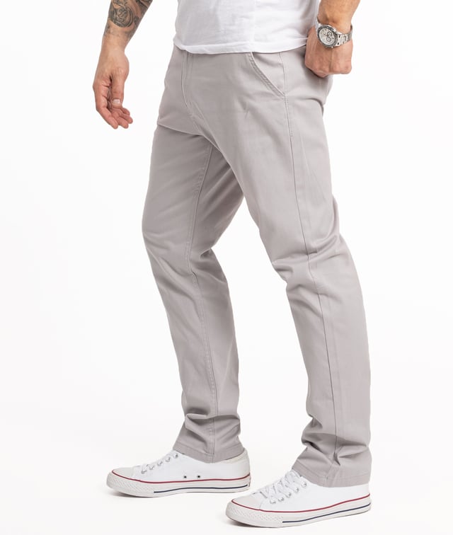 Angeboten wird eine Herren Chino Hose der Trendmarke "Indumentum". Super bequem Herren Hose aus Baumwolle. Top Qualität und Hochwertige Verarbeitung .