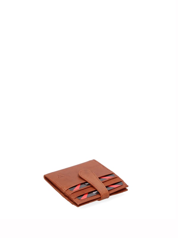 Cartera de hombre. El cierre es con botón de presión. Los bolsillos internos son tarjeteros y porta billetes. Los bolsillos exteriores son tarjeteros. Falta la correa para el hombro. Falta el mango. Hay un compartimento interno. El material exterior es 100% Piel Auténtica. Internamente está forrado en piel auténtica. Medidas: 9,5x8x1,5 cm. Producto de moda