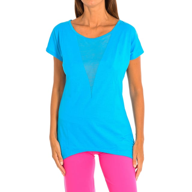 Camiseta Con Mangas Zumba. 
Color Azul
Clásica y versátil con un calce fácil. 
Cuello redondo, con detalle de transparencia en el frontal. 
Gráfico en la espalda con motivos de la marca.
El tejido suave y elástico proporciona un ajuste cómodo y favorecedor.
Costuras vistas a tono.

Composición:  50% Poliéster, 50% Algodón.

-Utilizar lavadora a temperatura máxima 30º .
-Utilizar secadora.
-Se puede utilizar Lejía.
-Planchar a temperatura máxima 110º.