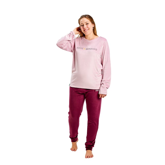 München långärmad pyjamas.\n Vinröd färg\n Långärmad T-shirt med rund halsringning.\n Rutigt tryck.\n Design med varumärkesgrafik.\n Långa byxor.\n Elastiskt midjeband.\n Raka fållar.\n Sömmarna syns i ton.\n\n Sammansättning: 95% polyester, 5% elastan.\n\n -Tvättas i max temperatur. 30º.\n -Använd inte blekmedel.\n -Torka i max temperatur. 110º.\n -Har inte stöd för kemtvätt.\n -Tillåter dig att använda en torktumlare.\n Sammansättning: 95% polyester, 5% elastan.\n Skötsel:\n-Tvätta i max temperatur. 30º.\n -Använd inte blekmedel.\n -Torka i max temperatur. 110º.\n -Har inte stöd för kemtvätt.\n -Tillåter dig att använda en torktumlare.