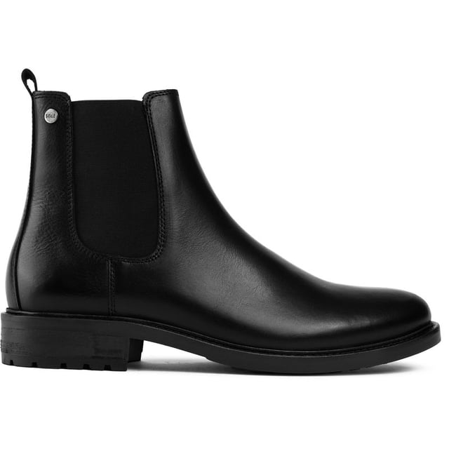 Estas clásicas botas Chelsea Pento de SOLE tienen un estilo moderno y una apariencia elegante. Están hechas con una parte superior de cuero de lujo y un forro de cuero suave que se adapta a la forma de tus pies. Los refuerzos elásticos y un detalle refinado de broche de metal característico le agregan una dimensión visual a este básico exclusivo. Perfecto para dar el salto a la nueva temporada con estilo y personalidad.