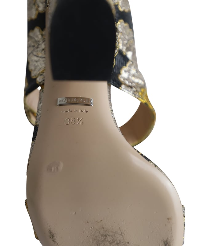 VINTAGE, RRP AS NEW
The Dionysus sandals from Gucci, with their bejeweled dionysus buckle embellishment on the vamps, are sure to boost any outfit. Crafted in Italy from a metallic floral brocade fabric, these statement shoes are designed with a high brocade covered block heel and double toe straps. Designed to complete your cocktail dresses and complement your gold-tone jewelry for an elegant look.

Gucci Dionysus Buckle Metallic Floral Brocade Sandals in Multicolor Silk
Condition: Very good with dust bag
Sign of wear: Moderate wear on the soles and insoles
Material: Silk
Color: Multicolor
Size: IT38.5 / UK5.5 / US8.5
SKU: 283001