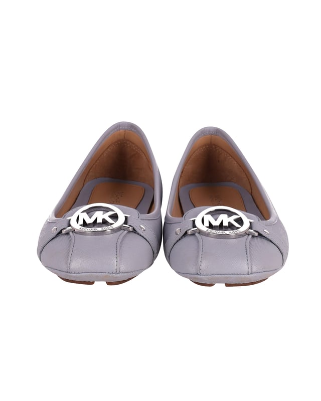 VINTAGE, RRP AS NEW
Michael Kors is known for footwear that can enhance your professional look. This pair of glamorous shoes by them has a pastel blue leather exterior. These flats have a closed toe style with a slip on finish. Wear them with a formal blouse and skirt combination.

Michael Kors Fulton Moccasin Flats in Pastel Blue Leather
Material: Leather
Color: Pastel Blue
Size: EU40.5/US10.5/UK7.5
Condition: excellent
Sign of wear: Minimal signs of wear on soles and exterior leather; Comes with box
SKU: 167653