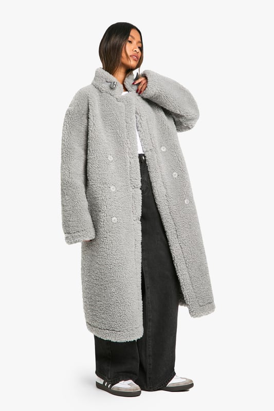 Wrap up in the latest coats and jackets and get out-there with your outerwearBreathe life into your new season layering with the latest coats and jackets from boohoo. Supersize your silhouette in a padded jacket, stick to sporty styling with a bomber, or protect yourself from the elements in a plastic raincoat. For a more luxe layering piece, faux fur coats come in fondant shades and longline duster coats give your look an androgynous edge.