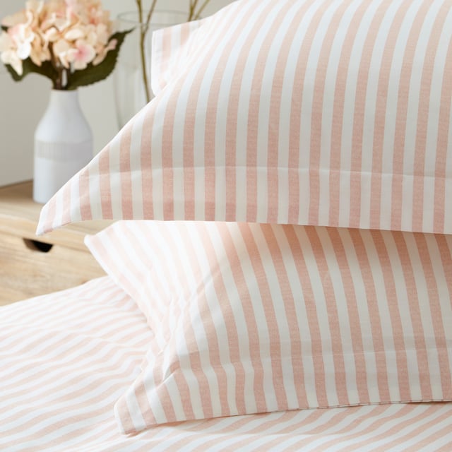 This duvet cover set is both a contemporary and classic addition to your home. The reversible subtle mélange print provides a luxurious woven striped appearance. The included matching pillowcases creates a simple yet relaxed look with their Oxford Borders; alongside the reversible stripe design that adds an effortless relaxed look to your bedroom. Choose your favourite side to fit with your style or flip sides to give your bedroom a midweek refresh.