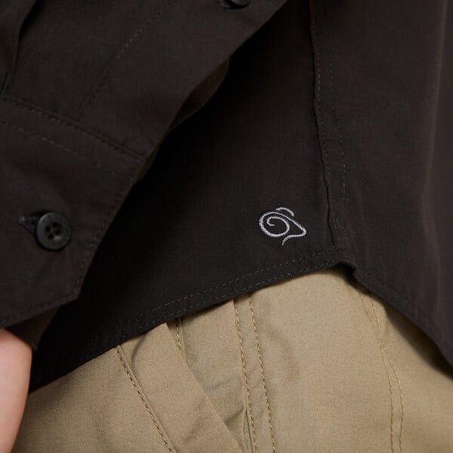 65% Polyester, 35% Cotton. Design: Logo, Plain. Pockets: 2 Front Pockets. Sleeve-Type: Long-Sleeved. Neckline: Turn Down Collar. 7 Button Placket, Insect Bite-Proof, Sun Protective. Fabric Technology: Anti-Insect Treatment, NosiDefence, Solarshield. Sun Rating: UPF 40+. Easy-Care. Sustainability: Made from Recycled Materials.