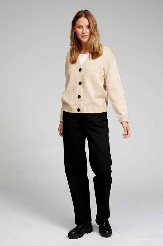 Cardigan Gebreide kleding van TeeShoppen 
 Bij TeeShoppen kun je een mooie gebreide cardigan krijgen. Het is ideaal om een gebreide cardigan in je garderobe te hebben voor de koudere maanden van het jaar. Omdat je je cardigan vaak over andere kledingstukken zult dragen, is het ideaal om een cardigan te kiezen die bij de rest van je garderobe past. Het geweldige aan cardigans is dat ze gedragen kunnen worden bij elke outfit en voor elke gelegenheid. 

 Deze knitwear is verkrijgbaar in de kleur khaki. Het is een perfecte toevoeging aan je outfit en garderobe. 

 Welke maat heeft de knitwear? 
 Knitwear is verkrijgbaar in de maten: XS, S, M, L en XL. Maten zijn aangepast voor vrouwen. 

 Over TeeShoppen 
 Bij TeeShoppen zijn we trots om onze eigen producten aan te bieden. Het doel van ons assortiment is om je de mogelijkheid te geven om je garderobe aan te vullen met kleding die zowel basic als modern is. Maar ook al zijn de kledingstukken basic, we hebben niet ingeboet op kwaliteit of design. De kledingstukken zijn gemaakt van luxe materialen die comfortabel zijn om te dragen en zijn ontworpen om gestyled te worden voor elke gelegenheid. 

 Op zoek naar een plek om tijdloze kleding te vinden voor zowel mannen als vrouwen? Dan is TeeShoppen de plek voor jou. Wij zijn specialisten in de verkoop van basic kleding. Je betaalt niet voor dure merken en kosten, maar alleen voor kwaliteit en service. En net zoals de modewereld voortdurend verandert, breiden wij ook voortdurend ons assortiment uit.
