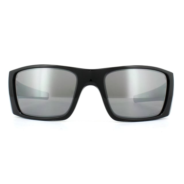 Las gafas de sol Oakley Fuel Cell OO9096-J5 en negro pulido con Prizm Black son otro clásico robusto similar a las Gascan, pero con brazos más estilizados y un diseño envolvente que se ha convertido en un accesorio imprescindible de Oakley.