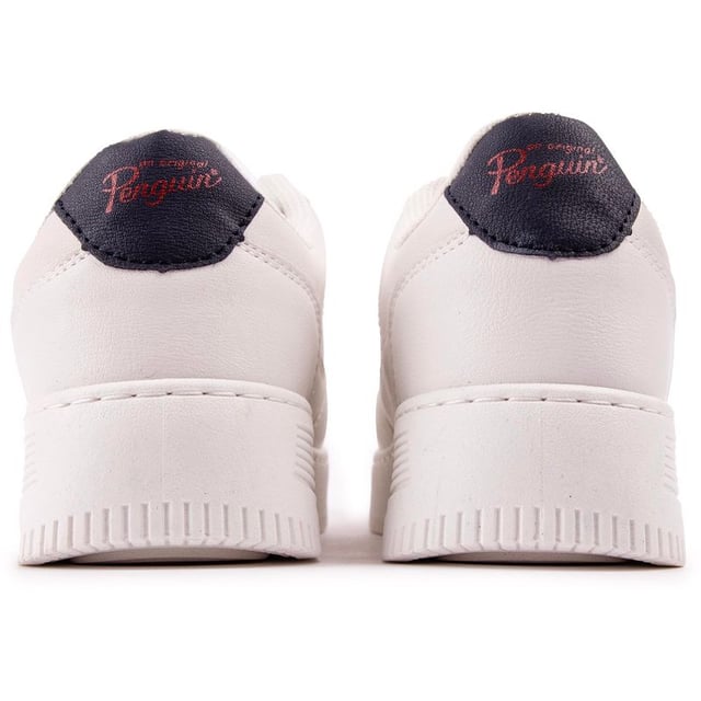 Der Penguin Squadron Junior-Turnschuh bringt einen entspannten. coolen Court-Stil auf die Straße. Der lässige Sneaker hat eine frische Ausstrahlung und zeigt eine erstklassige neue Richtung für die kommende Saison. Das urban inspirierte Design mit Retro-Appeal umfasst das ikonische Penguin-Branding und eine neue Variante des Sneaker-Design-Erbes.