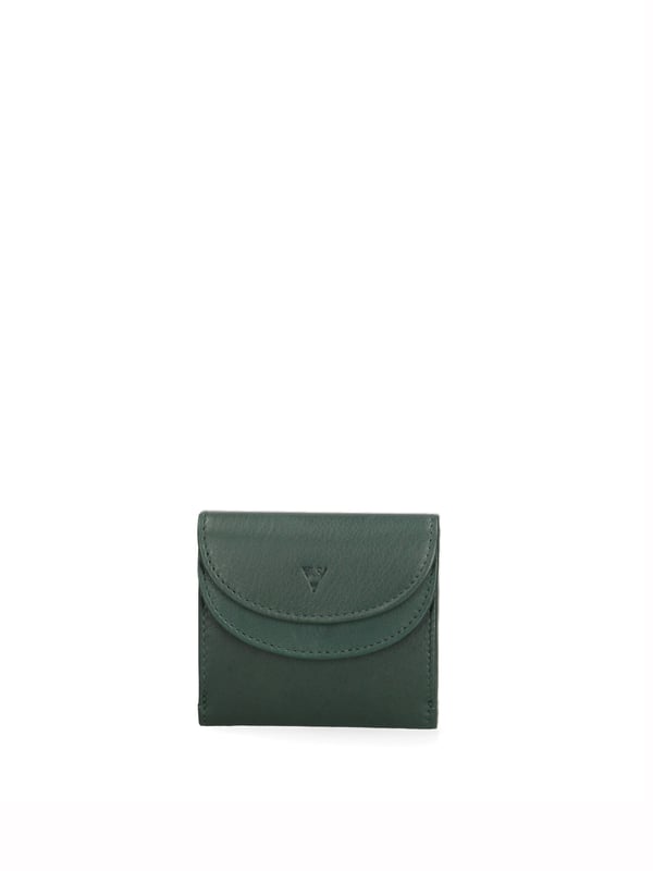 Cartera de hombre. El cierre es con botón de presión. Los bolsillos internos son tarjeteros y porta billetes. Los bolsillos externos son uno frontal con botón magnético. Falta la correa para el hombro. Falta el mango. Hay un compartimento interno. El material exterior es 100% Piel Auténtica. Internamente está forrado en piel auténtica. Medidas: 10x9x2,5 cm. Producto de moda
