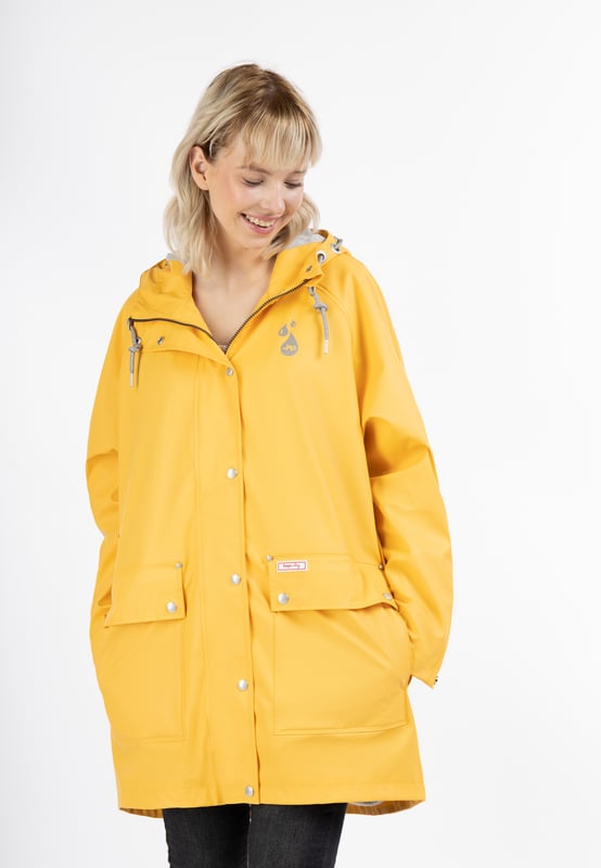 La veste de pluie de myMo est très tendance avec sa forme large de poncho. De plus, le matériau enduit est non seulement imperméable à l'eau mais aussi au vent grâce aux coutures scellées et protège ainsi parfaitement contre toutes les conditions météorologiques. La doublure intérieure est en jersey doux, ce qui rend le vêtement encore plus confortable. Une grande capuche avec des cordons de serrage et un cordon scintillant, des poignets réglables et une longueur optimale assurent également une protection durable. Des trous de circulation d'air efficaces sous les bras permettent une bonne respirabilité. Les œillets, les boutons et d'autres petits détails ont été décorés avec de beaux logos estampés très stylés.Remarque importante concernant les tailles : comme la veste a une forme oversize particulière, elle est compatible avec plusieurs tailles : taille XS/S - va jusqu'à la taille 42/44 taille M/L - va jusqu'à la taille 46/48 taille XL/XXL - va jusqu'à la taille 50/52