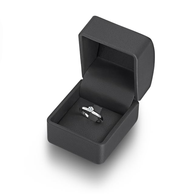 Glamorous, but with style: According to this motto, the engagement ring of the Manufaktur Suror was created in 1934. Jewelry lovers appreciate the classic design in the legendary Tiffany Setting, which has not lost its attractiveness for around 130 years. The zirconia solitary presents itself timelessly in the 6-Krappen version from 925 sterling silver developed by Juwelier Charles Tiffany, which maximizes the light reflection in the jewelry stone. The inexpensive alternative to diamond ring inspires every bride - not only as a engagement ring, but also as a bridal smell and pretense ring.
