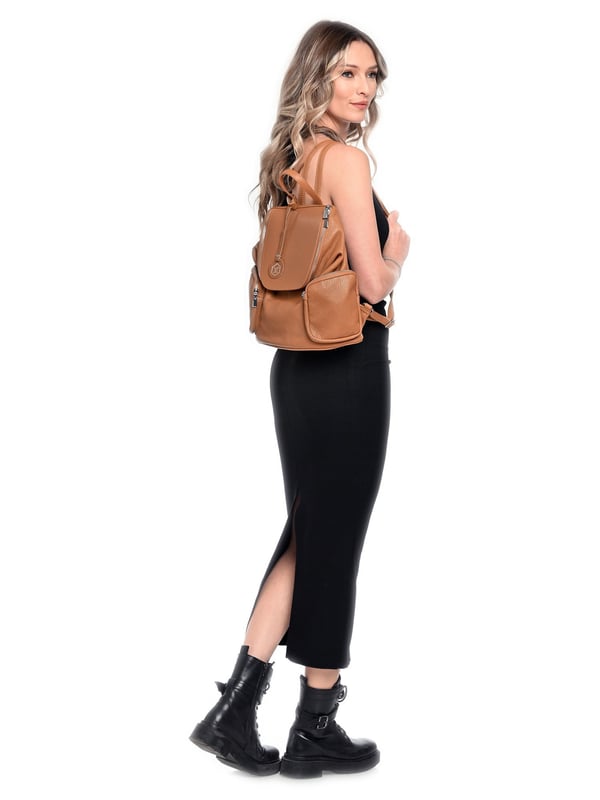 Mochila  
100% cuero de vaca  
Cierre superior de cremallera  
Asa superior única: 26 cm  
Dos correas de hombro ajustables: 110 cm  
Bolsillos delanteros y traseros con cremallera  
Bolsillo interior con cremallera  
Dimensiones (L): 31x28x14 cm  
Asa: 24 cm  
Correa: 100 cm x3  