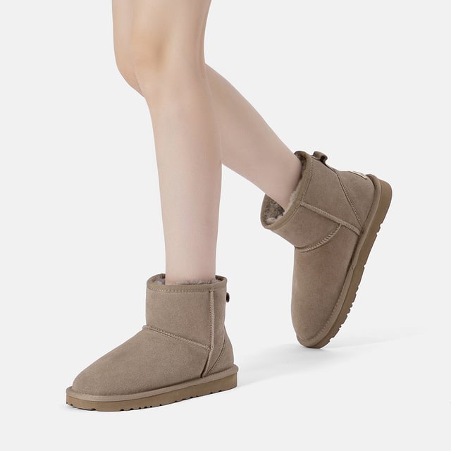 Descubre las botas Ostrich, las favoritas de las celebridades de la lista A, perfectas para tu fondo de armario de invierno. Estas icónicas botas complementan sin esfuerzo cualquier atuendo, tanto si te relajas en casa como si sales a hacer recados, fusionando a la perfección el estilo con la practicidad para una comodidad duradera.