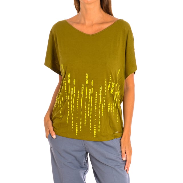 Camiseta Con Mangas Zumba. 
Color Verde oliva
Clásica y versátil con un calce fácil. 
Cuello en pico. 
Gráfico en el frontal y la espalda con motivos de la marca.
Tejido suave y de corte holgado.
Costuras vistas a tono.

Composición:  62% Poliéster, 33% Algodón, 5% Elastano.

-Utilizar lavadora a temperatura máxima 30º .
-No utilizar secadora.
-No puede utilizar Lejía.
-Utiliza plancha a temperatura máxima 110º.