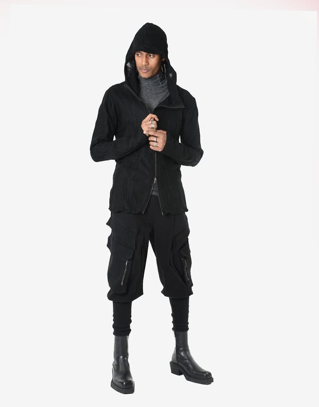 De uniforme kleur van deze trui maakt hem zeer universeel en past bij veel outfits, zowel voor dagelijks gebruik als voor elegantere gelegenheden, waardoor het een onmisbaar kledingstuk is.

Een trui die zwaar versierd is met stiksels is een waar kunstwerk dat de aandacht op zich vestigt en karakter toevoegt aan elke outfitcombinatie, terwijl de zorgvuldig uitgevoerde details de hoogste kwaliteit van vakmanschap laten zien.

Een trui met ritssluiting is een praktische oplossing die je snel en gemakkelijk kunt aantrekken en waarmee je ook de warmte kunt regelen, wat vooral handig is op koelere dagen.

Een capuchontrui is de perfecte keuze voor winderige en koude dagen, beschermt het hoofd tegen de kou en geeft een sportief, zorgeloos karakter, waardoor het een uitstekende keuze is voor elke gelegenheid.

Gemaakt in Italië, wat de hoogste kwaliteit van materialen en precisie van afwerking garandeert en ook prestige en de zekerheid geeft dat je een product draagt uit een land dat bekend staat om zijn uitstekende vakmanschap en mode.