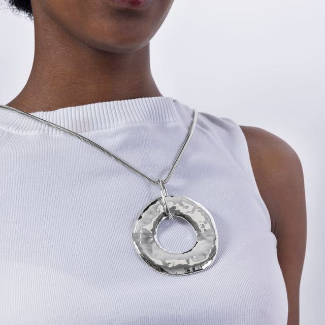 Collar Routa acabado en rodio. África se convierte en la línea perfecta para mujeres con personalidad, que no temen arriesgar y lucir piezas con carácter propio.
Un viaje a nuestros orígenes.