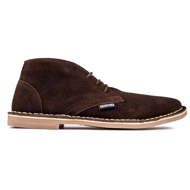 Dress up of down met deze typische Desert boots Chiswick van Lambretta met een bovenwerk van bruin suède. comfortabele rubberen zool en gestikte details. Of je nu naar je werk gaat of weekendkleding draagt. deze schoenen passen perfect bij vele gelegenheden.