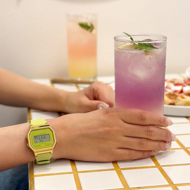 This Ice Watch Ice Digit Retro - Sunny Lime Digital Watch for Women is the perfect timepiece to wear or to gift. It's Gold  Rectangular case combined with the comfortable Green Silicone watch band will ensure you enjoy this stunning timepiece without any compromise. Operated by a high quality Quartz movement and water resistant to 3 bars, your watch will keep ticking. Let yourself be seduced by the colourful retro charm of the ICE digit retro - Sunny lime. Its digital display makes it easy to read the time. Combined with a bright lemon colour, this watch is perfect for wearing all year round: a vitamin-packed must-have to be snapped up as a matter of urgency! High quality 19 cm length and 18 mm width Green Silicone strap with a Buckle Case measurement: 32 X 34 mm,case thickness: 8 mm, case colour: Gold and dial colour: Green