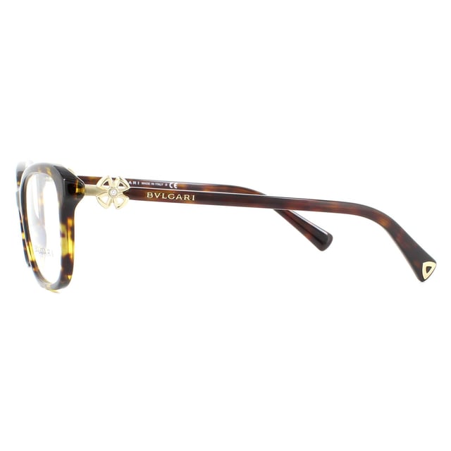 Die Bvlgari Brillenfassungen BV4191B 504 Havana Women sind ein atemberaubendes rechteckiges Modell mit dem Bvlgari-Blumenmuster auf den Scharnieren. Das Bvlgari-Logo ist in die Bügel eingraviert und die Kunststofffront sorgt für leichten Tragekomfort.