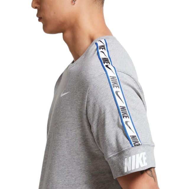 Nike Mens NSW Repeat T Shirt.
Ribbed Crew Neck, Short Sleeve.
Soft Jersey Cotton Provides Lasting Comfort and Durability.
Repeat the Swoosh Graphics and Block Lettering So You Can Show the Love of Nike.
100% Cotton.
Machine Washable.