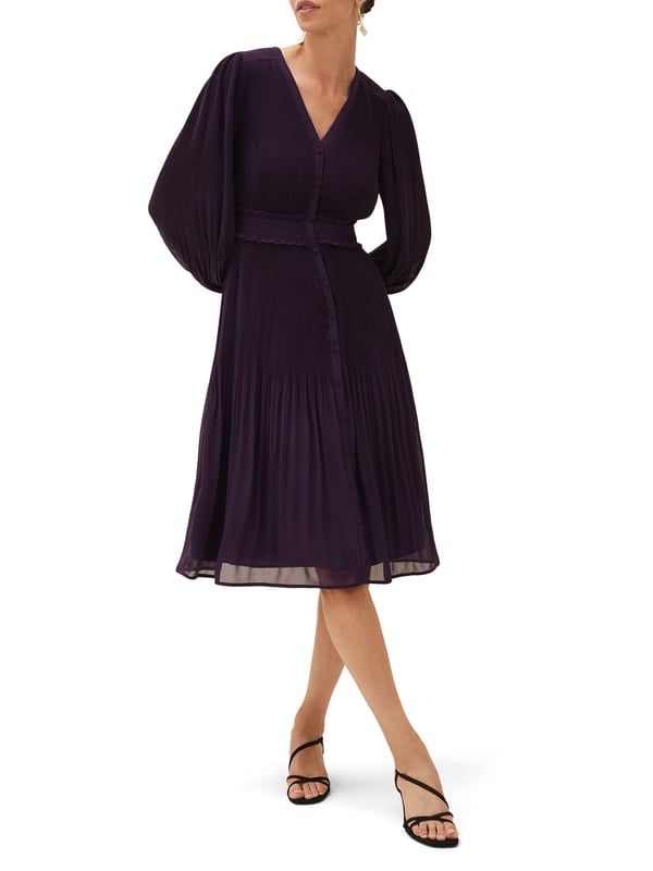 Embrace elegance with the Raelyn Ruched Dress in Aubergine, featuring a flattering ruched design and comfortable regular fit.
