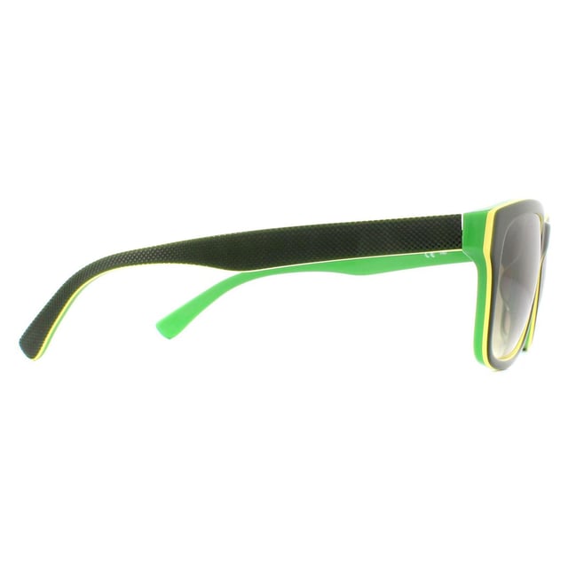 Las gafas de sol Lacoste L683S 315 Black Green Grey tienen una forma clásica rectangular casi estilo wayfarer con los colores de camuflaje de Lacoste y, por supuesto, el logotipo del cocodrilo en la patilla.