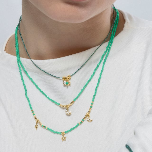 Collar Luna cierre de Plata de Ley 925, abalorios de metal y Cristal Verde acabado en oro amarillo de 18k. Pide un deseo se caracteriza por diseños de carácter joven, repletos de significado y color, originales a la vez que discretos, que pretenden convertirse en pequeños amuletos.
