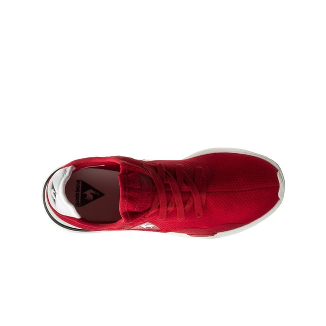 Los entrenadores de hombres sintéticos Red Synthetic Red sintéticos LE Coq Sportif Solas Sport Sport Sport son la opción perfecta para cualquier estilo de vida activo. Estos elegantes entrenadores cuentan con una parte superior sintética liviana con un cómodo cierre de cordones y una silueta deportiva. Además, la suela de goma duradera asegura un agarre y tracción superiores para un paso seguro y seguro. El tono rojo audaz garantiza un aspecto destacado, mientras que el icónico detalle del logotipo agrega un toque de estilo clásico. Con estos entrenadores, podrá mantenerse activo y verse bien al mismo tiempo.