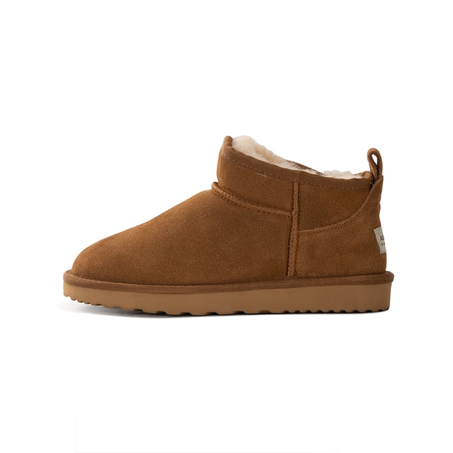 Aus Wooli Australia Mini botas clásicas de piel de oveja Airlie Minibota de moda para estar a la última de las últimas tendencias. Forro de lana suave de piel de oveja australiana genuina de primera calidad. Parte superior de gamuza de cuero completo - Resistencia al agua.Plantilla única totalmente moldeada con soporte, plantilla totalmente forrada de piel de oveja, extremadamente cómoda. Procesado de origen sostenible y respetuoso con el medio ambiente. Suela exterior de goma con mezcla de EVA de alta densidad, que la hace más ligera, suave y duradera. Doble costura y talón reforzado. La piel de oveja respira permitiendo que los pies se mantengan calientes en invierno y frescos en verano.