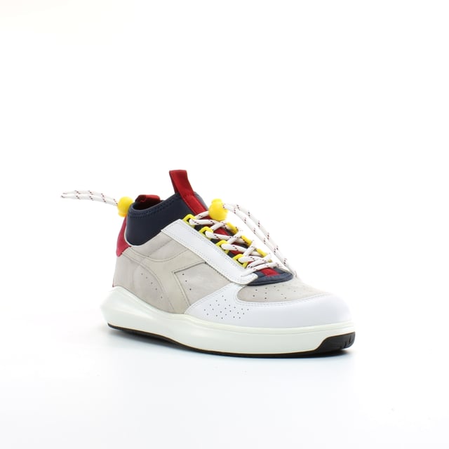 Die Diadora Borg Original Suede Turnschuhe sind eine Rückkehr eines Old Skool Klassikers von einer führenden Marke aus den 80ern. Diadora ist ein wichtiger Akteur auf unserer Website und zu Recht Funktionen in Nick Loves The Firm auf viele der wichtigsten Casual Gangs. Der Trainer hat ein weißes Obermaterial aus Wildleder mit weißem Diadora-Branding und einer weißen Sohle. Ein toller, leicht zu tragender Schuh, der eine niedrige Silhouette hat und sicherlich knackig und frisch aussieht.