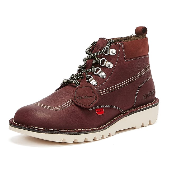 Esta bota clásica presenta el estilo icónico de Kickers, confeccionada con una parte superior de piel con triple costura, cuello acolchado y lengüeta con la marca, rematada con una suela gruesa.