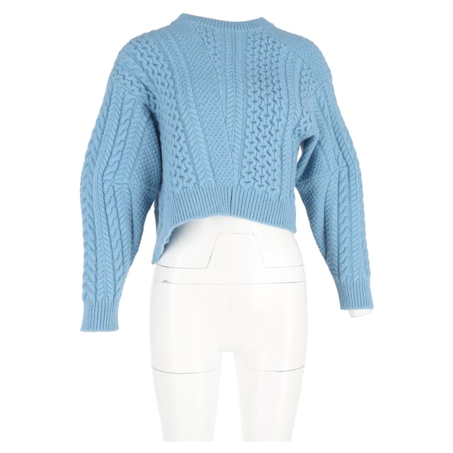 VINTAGE, RRP SOM NY
Stella McCartney Cable Knit Sweater i ljusblå ull är en kombination av komfort och samtida design, tillverkad av mjuk ull i en uppfriskande ljusblå nyans. Den korta längden och de oversized ärmarna ger en avslappnad, lätt chic känsla, medan den ribbade strukturen förstärker dess mysiga, taktila kvalitet. Idealiskt för lager-på-lager eller som en statementsöndag på egen hand, tillför denna tröja en touch av modern lyx till vilken look som helst.

Stella McCartney Cable Knit Sweater i ljusblå ull
Skick: Utmärkt
Tecken på slitage: Ingen detaljhandelsetikett men varumärkesetikett på., Inga synliga tecken på slitage.,
Förpackning: Ingen
Färg: Blå | ljusblå
Material: Ull
Storlek: EU | 36/XS
Mått: Längd: 450; Bröst: 450
SKU: NAPPUGBCL450838W