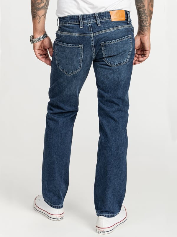Rock Creek Herren Jeans RC-2402: Perfektion in Blau Unvergleichlicher Komfort mit Stretch-Denim Die Rock Creek Herren Jeans RC-2402 ist die perfekte Mischung aus Stil und Komfort. Hergestellt aus hochwertigem Stretch-Denim, bietet diese Jeans eine ideale Passform, die sich jeder Bewegung anpasst. Egal ob im Büro, bei Freizeitaktivitäten oder beim Abendessen, mit dieser Jeans fühlst du dich den ganzen Tag über wohl.  Zeitloser Stonewashed-Look Der klassische Stonewashed-Look verleiht der RC-2402 Jeans eine moderne und zugleich zeitlose Ästhetik. Die blaue Waschung sorgt für einen coolen und lässigen Look, der sich vielseitig kombinieren lässt. Ob mit einem T-Shirt, einem Hemd oder einem Hoodie – diese Jeans ist immer die richtige Wahl.  Praktischer Five-Pocket-Style und zuverlässiger Knopfverschluss Mit dem bewährten Five-Pocket-Style bietet die Rock Creek RC-2402 genügend Platz für deine Essentials. Der robuste Knopfverschluss sorgt für sicheren Halt und die langlebige Verarbeitung garantiert, dass diese Jeans auch nach zahlreichen Waschgängen ihre Form und Farbe behält. Eine Investition in Qualität und Stil!