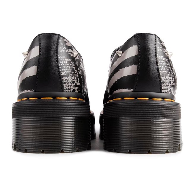 Dr Martens 1461 Quad es un llamativo zapato de mujer con una llamativa parte superior de piel mixta con estampado animal. una suela gruesa y costuras amarillas. lo que les da una verdadera ventaja Doc Martens. Con la famosa suela AirWair con cámara de aire. trabilla en el talón y ribete Goodyear para mayor durabilidad. Estas botas destacan entre la multitud con el legendario estilo Docs con un toque de estilo rock 'n' roll alternativo.