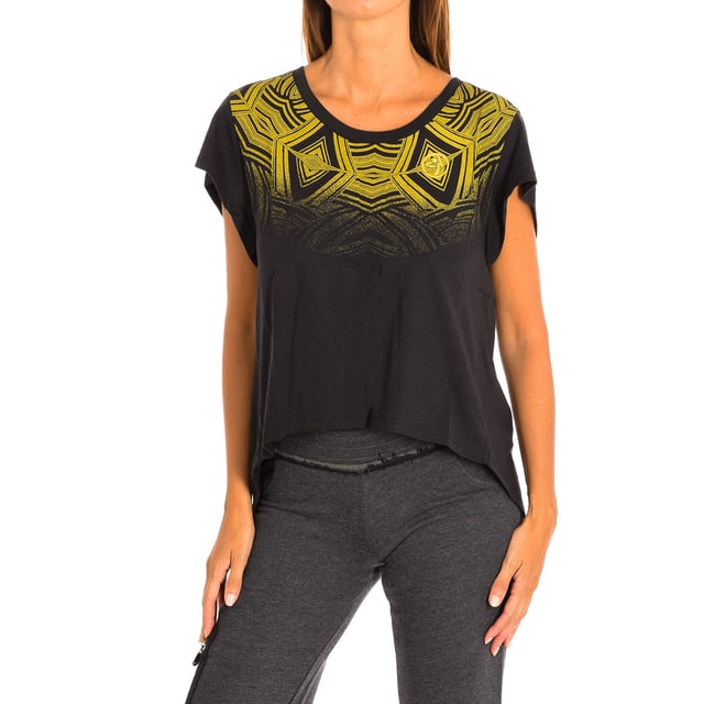 Camiseta Con Mangas Zumba. 
Color Negro
Clásica y versátil con un calce fácil. 
Cuello redondo. 
Gráfico en el frontal y la espalda con motivos de la marca.
Espalda con escote pronunciado.
El tejido suave proporciona un ajuste cómodo y favorecedor.
Costuras vistas a tono.

Composición:  50% Algodón, 50% Poliéster.

-Utilizar lavadora a temperatura máxima 30º .
-No utilizar secadora.
-Puede utilizar Lejía.
-No utilizar plancha.
