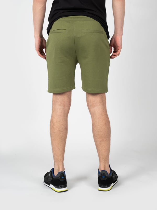 El corte simple de estos pantalones es la quintaesencia de la elegancia en una edición minimalista, que se combina perfectamente con varios elementos del guardarropa.

Las piernas rectas aseguran una apariencia atemporal y son extremadamente versátiles, lo que hace que se adapten a cualquier tipo de cuerpo, añadiendo clase a cualquier estilismo.

En la cintura, una amplia banda elástica ofrece comodidad durante todo el día, sin apretar ni restringir los movimientos, siendo un sinónimo de comodidad en el uso diario.

Además, ajustables con un cordón, estos pantalones permiten un ajuste perfecto al cuerpo, garantizando que se ajusten perfectamente a cualquier figura.

En el frente y detrás, dos bolsillos no solo son prácticos sino que también añaden un carácter funcional, permitiendo el almacenamiento seguro de objetos pequeños.

En la pierna izquierda, el nombre bordado de la marca es un acento sutil pero distintivo, que subraya la originalidad y la alta calidad del producto.

Hechos de un tejido de alta calidad, estos pantalones proporcionan durabilidad y facilidad de mantenimiento, lo que hace que sean tu elemento favorito del guardarropa por años.