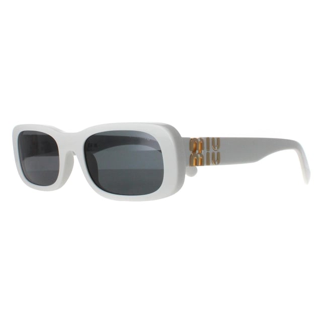 Las gafas de sol Miu Miu Rectangle Womens White Ivory Dark Grey MU08ZS presentan una atrevida montura rectangular meticulosamente elaborada en acetato de primera calidad, lo que garantiza su durabilidad y ligereza. Las lentes proporcionan una protección UV superior al tiempo que añaden un sofisticado toque de misterio. Decoradas con el logotipo de Miu Miu en las patillas, las gafas de sol MU08ZS están diseñadas para los entusiastas de la moda que se atreven a ser diferentes. Eleve su juego de accesorios y haga una declaración con estas gafas de sol de estilo único de Miu Miu.