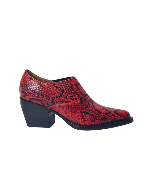 Chloé Rylee Snake-Effect Ankle Boots in Red Leather VINTAGE, RRP AS NEW
For an outfit-enhancing take on the new season’s Western trend, opt for Chloé’s Rylee red snake-effect leather boots. Showcased on the SS18 runway, they’re crafted in Italy with sharp point toes, a flattering low cut, and sturdy wooden cuban heels. Try them as the striking punctuation to tailored trousers.
Chloé Rylee Snake-Effect Ankle Boots in Red Leather
Condition: very good
Material: Leather
Size: 36.5
Sign of wear: light wear
SKU: 209751