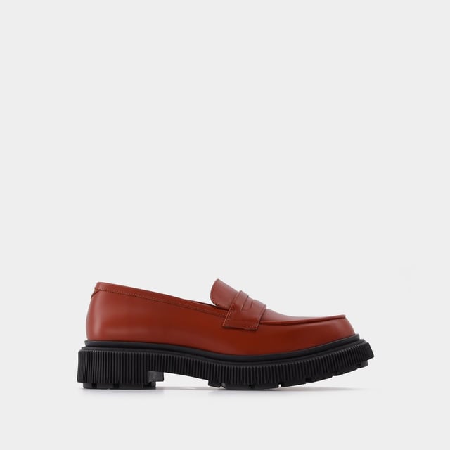 Adieu Mezcla de inspiración contemporánea e influencias retro, estos mocasines de suela gruesa de las colecciones de calzado son los nuevos básicos de fondo de armario. Póntelos con un blazer y unos pantalones ajustados para conseguir un look inspirado en los Mods de los años sesenta. Altura de la plataforma: 3,5 cm. Colores: rojo y óxido. Material principal: piel de ternero lisa. Material de la suela: caucho. Material del forro: cuero. Cierre: fácil de poner. Forma de la punta: redonda. Ajuste: fiel a la talla - Tallaje: europeo.