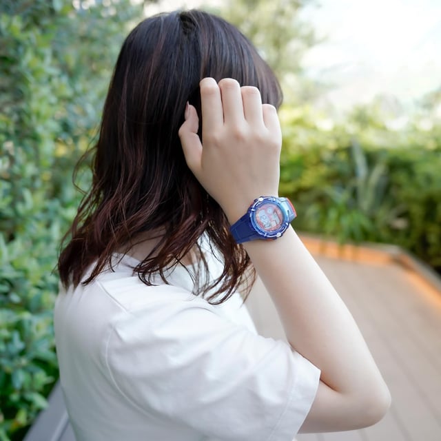 This Ice Watch Ice Digit Explorer - Spider Digital Watch for Child is the perfect timepiece to wear or to gift. It's Blue 40 mm Round case combined with the comfortable Blue Silicone watch band will ensure you enjoy this stunning timepiece without any compromise. Operated by a high quality Quartz movement and water resistant to 10 bars, your watch will keep ticking. Discover the ICE digit explolrer Spider. This Digital watch has a Calendar function: Day-Date as well as Stop Watch , Countdown , Dual Time , Alarm and Light High quality 19 cm length and 19 mm width a Blue Silicone strap with a Buckle Case diameter: 40 mm,case thickness: 16 mm, case colour: Blue and dial colour: Red