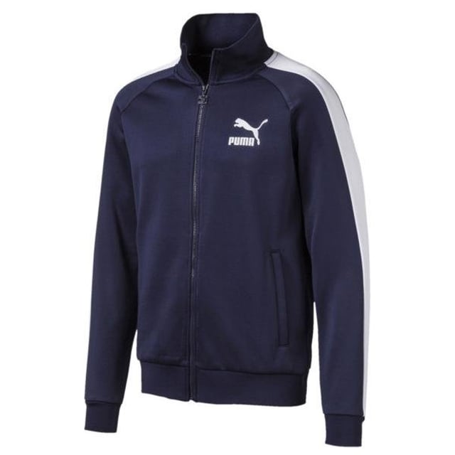Het Puma Iconic T7 Navy Blue Track Jacket voor heren is een stijlvol en veelzijdig stuk actieve kleding dat mode naadloos combineert met functionaliteit. Dit trackjack is gemaakt met minutieuze aandacht voor detail en is de perfecte metgezel voor de modebewuste man met een actieve levensstijl.

Belangrijkste kenmerken:

 Tijdloos T7-ontwerp:   Het Puma Iconic T7 Track Jacket heeft het iconische T7-design, een kenmerk van Puma dat de tand des tijds heeft doorstaan. De contrasterende T7-panelen lopen langs de mouwen en voegen een vleugje retro flair en een sportief randje toe aan de algehele look.

 Eersteklas materialen:   Dit jack is gemaakt van hoogwaardige materialen om comfort en duurzaamheid te garanderen. De buitenkant is gemaakt van een mix van polyester en katoen, wat zorgt voor een zacht en ademend gevoel, terwijl de binnenkant gevoerd is met een knusse en lichtgewicht stof voor warmte zonder bulk toe te voegen.

 Atletische pasvorm:   Het jack is op maat gemaakt voor een atletische pasvorm die zich aanpast aan de natuurlijke vorm van je lichaam. Het ontwerp verbetert niet alleen je uiterlijk, maar zorgt ook voor bewegingsvrijheid tijdens de training of dagelijkse activiteiten.

 Veelzijdige marineblauwe kleur: De diep marineblauwe kleur van het jack straalt verfijning en veelzijdigheid uit, waardoor het gemakkelijk te combineren is met verschillende outfits. Of je nu naar de sportschool gaat, een casual uitstapje maakt of gewoon lekker thuis ontspant, dit marineblauwe trackjack past bij elke stijl.

 Voorkant met volledige rits:   Dankzij de volledige ritssluiting aan de voorkant kun je het jack gemakkelijk aan- en uittrekken en de ventilatie naar wens instellen. Het heeft ook een hoge halslijn om je warm te houden tijdens frisse dagen.

 Geribde kraag, manchetten en zoom:   De geribde details op de kraag, manchetten en zoom geven het ontwerp van de jas een gepolijst accent en zorgen voor een goede pasvorm, zodat er geen koude lucht binnenkomt en de warmte wordt vastgehouden.