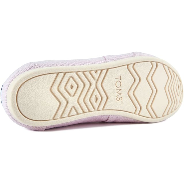Celebre la próxima primavera con estos hermosos. Zapatos sin cordones Alpargata de color morado pálido con una parte superior ligera con un forro estampado. Se complementan además con una tapa del talón con la marca y una etiqueta con la marca TOMS en el lateral. El duradero. La suela cómoda y la plantilla transpirable garantizan un uso cómodo durante todo el día. Devuelve la primavera a tus pasos con estas icónicas zapatillas de deporte.