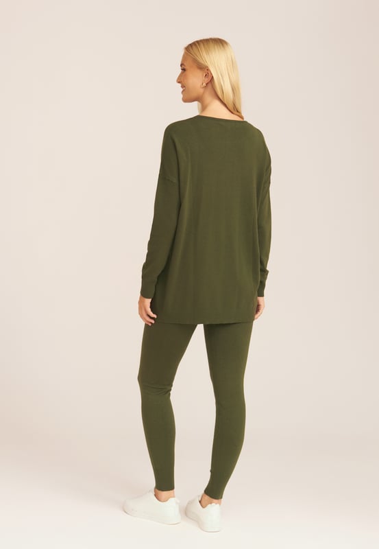 Diese khakifarbenen Soft-Touch-Leggings sind ein Grundnahrungsmittel für den Herbst/Winter und lassen sich perfekt mit übergroßen Kapuzenpullis, Grobstrick und grafischen T-Shirts kombinieren.- Hoher Bund- Gebürstete Baumwolle- Schmale Passform