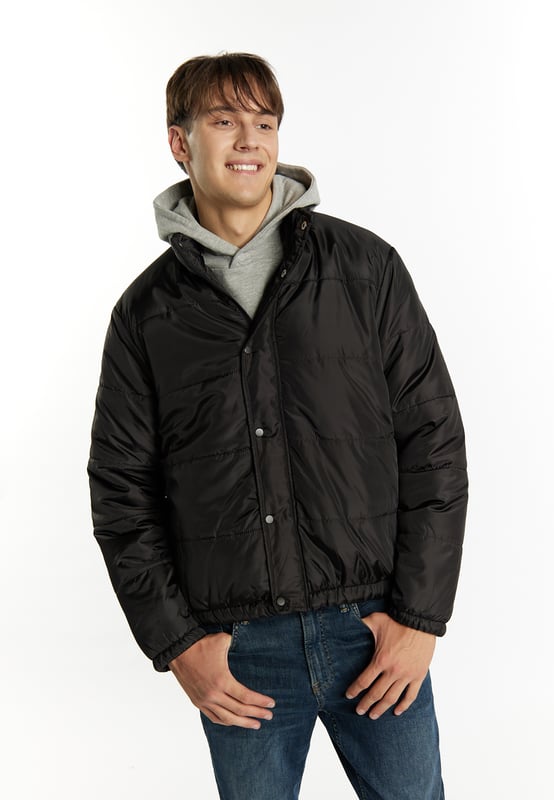 Leicht, wattiert und mit einem soften Schimmer versehen, präsentiert Mo diese gesteppte Blousonjacke für die kommende Herbst-Winter-Saison. Der hohe Stehkragen schützt dabei ebenso wie der verdeckte Reißverschluss mit Druckknopfleiste. Die elastischen Bündchen sorgen für eine ideale Passform und setzten abschließende Akzente.  Jacket