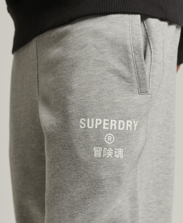 Joggers are a core part of any sporty wardrobe. We love to upgrade our classic designs with bold logos to catch the eye and ensure that your personal style never has an off day.Slim fit – designed to fit closer to the body for a more tailored lookDrawcord waistbandTwo side pocketsRibbed cuffsPrinted Code and Superdry logos