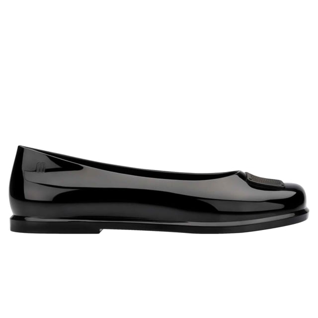 Unleash the inner fashionista with the Melissa Renovao + Marc Jacobs, a newcomer from the acclaimed collab with the celebrated designer. Inspired by ballet flats, it features a metallic finish, and is casual and extremely lightweight. Another highlight is a paint outlined PVC adornment. The style is perfect for any occasion