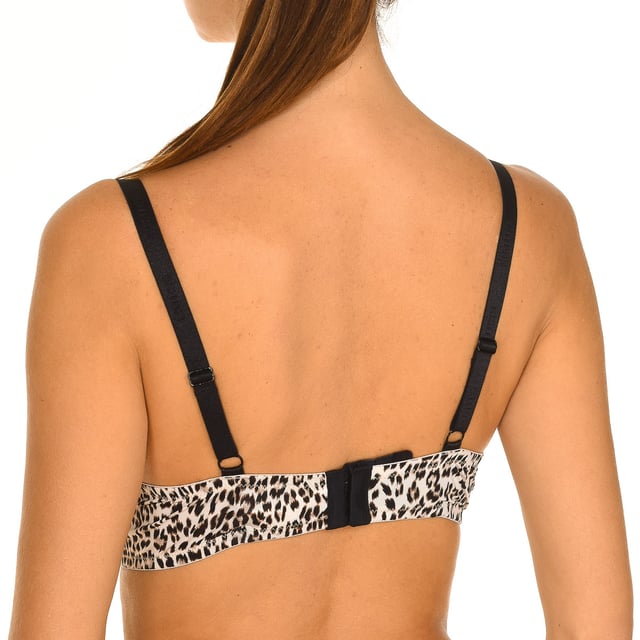 Sujetador super push up Guess.
Color Animal print-negro
Copas preformadas, con aros y relleno.
Tirantes elásticos y ajustables.
Laterales elásticos de encaje.
Cierre de corchetes, cuatro posiciones.
Costuras vistas a tono.

Composición:  84% Poliamida, 16% Elastano

Instrucciones de lavado:
- Lavar máximo a 40ºC.
- Planchar a media temperatura, máx. 110ºC.
- No permite usar secadora.
- No usar lejía.
- No admite el  lavado en seco.

Equivalencia de tallas:
UK  FR  EU  IT
30  80  65  30
32  85  70  32
34  90  75  34
36  95  80  36
38 100 85  38