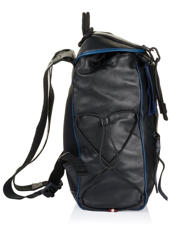 100% piel de vacuno; Mochila Bally; Modelo: 59835323428 F000; Mano de obra de alta calidad; Un compartimento de bolsillo; Un bolsillo frontal con cremallera; hebilla; Correas de hombro ajustables; Cuatro bolsillos interiores, uno con cremallera; Dimensiones (cm): 27,5 x 34 x 15; Detalles del logotipo de Bally.