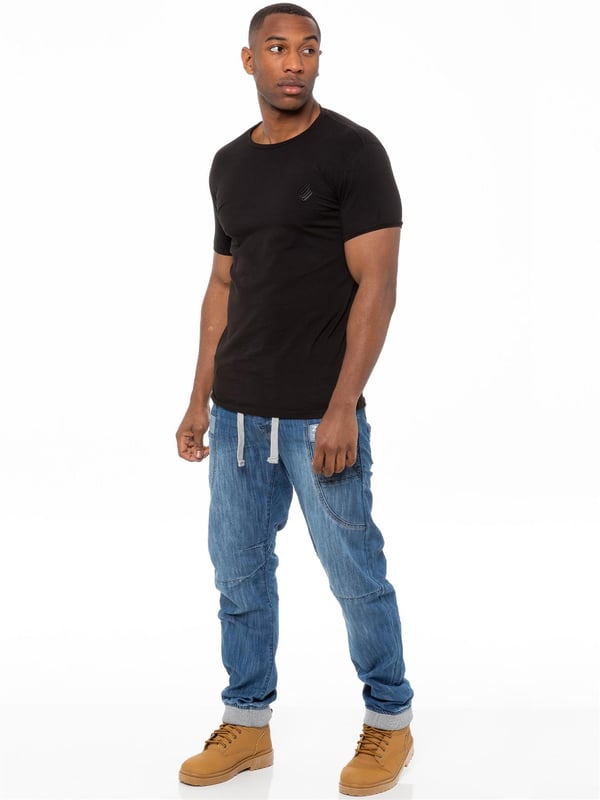 Die Regular Fit Herrenjeans aus einer Baumwollmischung bieten eine entspannte, bequeme Passform und sind die perfekte Möglichkeit, Ihre Denim-Kollektion in dieser Saison aufzufrischen. Die 5-Pocket-Jeans mit Knopfleiste ist aus einer strapazierfähigen Baumwollmischung gefertigt und verfügt über einen bequemen elastischen Bund mit weißen Kordelzügen und elastischen Knöchelbündchen. Ein aufgedrucktes Branding sowie Knöpfe und Nieten mit Markenzeichen vervollständigen den vielseitigen Look für Arbeit und Freizeit.